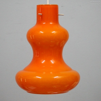 Realizada en opalina naranja y florón en plástico duro.
Francia.